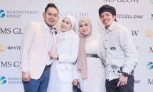 Owner MS Glow, Shandy Purnamasari dan Gilang bersama Brand Ambasador MS Glow, Atta Halilintar dan Aurel Hermansyah