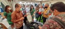 Kamis (4/11/2021) &ndash; CEO PT VOLTA INDONESIA SEMESTA, Iwan Suryaputra menjelaskan spesifikasi Motor Listrik Volta tipe 401 di booth Volta Indonesia E-Vehicle Expo Bandung.