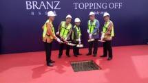 Proses seremoni topping off Branz BSD oleh para direksi dan pejabat dari Tokyu Land Indonesia dan Tokyu Land Coporation
