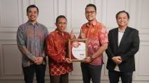 Marketing & Communication Director Yayasan BSMU, Risyad Iskandar (kiri) dan Head of Marketing Communication Group, Alvin Dwiyanto (kanan) ketika menerima sertifikat Marketing Award 2021