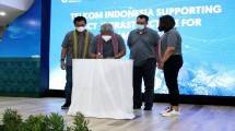 Penandatanganan artefak komitmen kesiapan hasil pembangunan Infrastruktur ICT Mandalika oleh Direktur Network & IT Solution Telkom Herlan Wijanarko (kedua dari kiri) disaksikan Gubernur Nusa Tenggara Barat Zulkieflimansyah (kedua dari kanan), Direktur Pengembangan Bisnis Indonesia Tourism Development Corporation Ema Widiastuti (paling kanan), Executive Vice President Divisi Enterprise Service Telkom Mohammad Salsabil