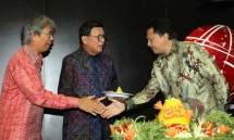 Dari kanan, Dirut BEI Tito Sulistio, Komisaris Utama BEI John A. Prasetyo dan Komisaris Utama BEI periode 2014-2017 Robinson Simbolon bersalaman saat perayaan HUT BEI ke-25 di Jakarta, Kamis (13/7). (Foto Rizki Meirino) 