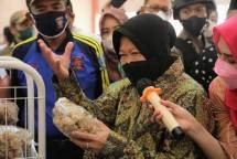 Aktivitas Menteri Sosial Tri Rismaharini seperti tidak ada kata berhenti. Mensos terus berkeliling dari satu kota ke kota lain di seluruh pelosok tanah air.