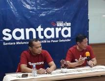 Mardigu Wowiek Prasantyo (kiri) didampingi R. Andi Kartiko Utomo, CEO PT Santara Daya Inspiratama, dalam acara paparan publik &ldquo;Peluncuran 72 UKM ke Pasar Sekunder&rdquo; melalui platform Santara di Cilandak Town Square (Citos), Jakarta Selatan, Jumat (05/11/2021). (Foto: Bang Abe)