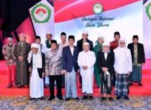 Presiden Jokowi bersama para ulama peserta Halaqah Nasional Alim Ulama Majelis Dzikir Hubbul Wathon, di Jakarta, Kamis (13/7) (Foto: OJI/Humas)