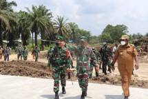 Pangdam XVII Cenderawasih Mayjen TNI Ignatius Kunjungi Lahan Jagung Di Kabupaten Keerom