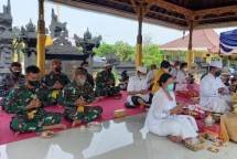 Prajurit Yonif 5 Marinir yang Beragama Hindu Rayakan Hari Raya Galungan