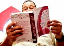 UNESCO Sematkan Jakarta Kota Sastra Dunia, Gubernur Anies Pamer Buku Anti Baper! Warganet Heboh... 