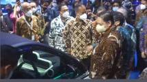 Menko Perekonomian Airlangga Hartarto bersama Menperin Agus Gumiwang Kartasasmita seusai membuka GIIAS 2021
