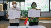 MenKopUKM Teten Masduki saat menandatangani kerja sama dengan Grab Indonesia