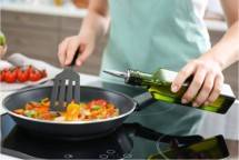 Ilustrasi Memasak dengan Minyak Zaitun (hellosehat)