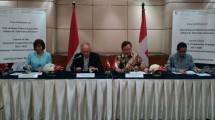 Anggota Dewan Federal dan Menteri Ekonomi Swiss Johan Schneider-Amman dan Kepala Bappenas Bambang Brodjonegoro menandatangani MoU bantuan pendidikan vokasi, Jumat (15/7/2017).(Irvan AF/INDUSTRY)