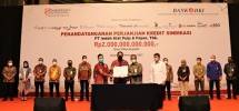 penandatanganan perjanjian kredit Sindikasi BPD SI tersebut disaksikan oleh Direktur Utama Bank DKI, Fidri Arnaldy, Direktur Keuangan Bank DKI, Romy Wijayanto, Direktur Keuangan IKPP, Kurniawan Yuwono serta perwakilan Direksi masing-masing BPD di Jakarta, (15/11).