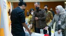 Menperin Agus Gumiwang Kartasasmita bersama Plt. Dirjen IKMA Kemenperin Reni Yanita