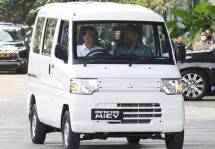 Presiden Jokowi 'Icip-icip' Minicab MiEV Milik Mitsubishi di GIIAS 2021