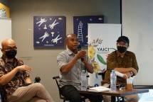 Suasana bincang-bincang yang bertemakan &ldquo;Hoaks Informasi Kesehatan Berpotensi Bahayakan Kesehatan Anak-Anak&rdquo; yang dipandu (dari kiri ke kanan) moderator Maman Suherman, Ketua Harian YAICI Arif Hidayat, SE., MM, serta Peneliti Media Ignatius Haryanto. (Foto: Humas YAICI)