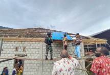 Satgas Pamrahwan Yonif RK 751/VJS Bangun Kantor Rumah Ibadah 