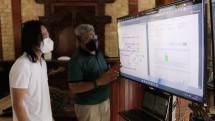 Komisaris Independen Telkom Abdi Negara Nurdin (kiri) bersama Direktur Network & IT Solution Telkom Herlan Wijanarko melakukan peninjauan infrastruktur milik Telkom di posko National Operation Center area perlombaan WSBK Mandalika 
