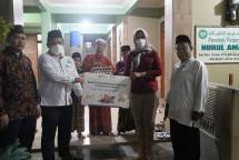 Ki-ka Perwakilan Ponpes Nurul Amanah Asim Fendi, Ketua NU Care - Lazisnu Jaksel Ahmad Balya, dan Corporate Secretary PT Berdikari (Persero) Dheni Kamavina pada penyerahan bantuan pangan protein hasil serapan Aksi Solidaritas Bersama Untuk Peternak Rakyat yang bertujuan menyerap telur dari peternak mandiri untuk mengembalikan harga jual ke tingkat sesuai HAP.