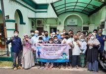 Dosen Prodi PIPS UNJ dan Santri Rumah Tahfidz Al-Maa'uun usai pelatihan budidaya ikan lele dan tanam kangkung dalam ember.