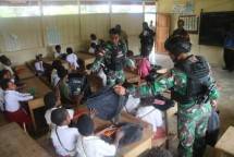 Satgas Yonif RK 751/VJS Bagikan Peralatan Sekolah