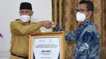 Juru Bicara Kemenperin Febri Hendri Antoni Arif saat menyerahkan bantuan tabung oksigen kepada Pemprov Sumatera Barat