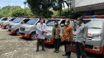 Penyerahan bantuan langsung diterima Kementerian Pertanian yang diwakili oleh Akhmad Musyafak, Kepala Biro Umum dan Pengadaan Kementerian Pertanian