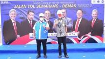 Andi Gani Newa selaku Komisaris Utama merangkap Komisaris Independen PT PP (Persero) Tbk (&ldquo;PTPP&rdquo;) bersama dengan Ganjar Pranowo 