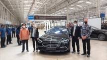 Dirjen ILMATE Kemenperin Taufiek Bawazier saat mengunjungi pabrik Mercedes-Benz