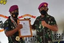 Danlanmar Jakarta Kolonel Mar Arief Berikan Penghargaan Kepada Atlet Peraih Medali Emas Peparnas XVl Papua