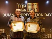 Ki-ka Direktur Utama Berdikari Harry Warganegara dan Direktur Utama Krakatau Steel Silmy Karim berfoto bersama setelah meraih TOP CEO BUMN di Jakarta, Selasa (30/11).