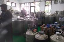 Proses pengolahan Semen Beku buatan untuk disuntikan ke Sapi Betina di Lembang, Bandung. (Anto)