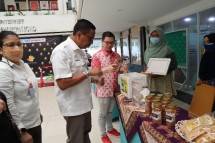 Head of Business Bhinneka dan Wakil Rektor Bidang Umum dan Keuangan UPNVJ Prasetyo Hadi, meninjau produk UMKM mahasiswa yang tergabung dalam UPNVJ Store