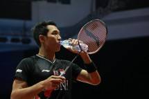 Pemain Bulu Tangkis meminum Le Minerale saat laga