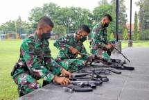 Prajurit Batalyon Infanteri 5 Marinir Tingkatkan Ketrampilan Bongkar Pasang Senjata