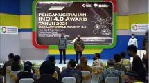 Menperin Agus Gumiwang Kartasasmita saat menyerahkan penghargaan INDI 4.0 kepada PT Chandra Asri Petrochemical