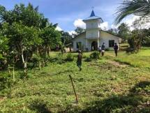 Satgas Pamtas Yonif 126/KC Membersihkan Gereja Katolik ST Paroki Perbatasan RI-PNG 