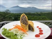 Menyantap Nasi Goreng Kopi Sembari Menikmati Keindahan 7 Gunung di Sky View, Kampoeng Kopi Banaran