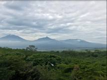 Pemandangan 7 Gunung di Sky View Coffee & Eatery atau Sky View di Kampoeng Kopi Banaran, Kabupaten Semarang (Chodijah Febriyani/Industry.co.id)