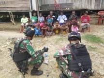 Satgas Pamtas Yonif 126 KC Sosialisasi Pembuatan Perangkap Nyamuk Sederhana di Perbatasan RI-PNG