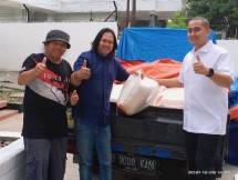 Wibi Andrino, SH., MH, bersama Ageng Kiwi, Ketua Komunitas Amal Sedekah Ikhlas Hati (KASIH), dan Eddie Karsito, Pendiri Yayasan Humaniora Rumah Kemanusiaan, saat serah terima bantuan 1 ton beras, di Jakarta, Senin (6/12/21).