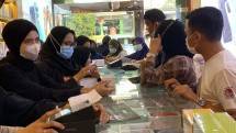 Suasana di PStore Jakarta yang menjual segala produk Gadget dengan harga terjangkau 