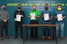 Rabu (08/12/2021) &ndash; Foto Bersama perwakilan SiCepat Ekspres, TFAS, dan Volta dalam acara Peresmian Kerja Sama Pembelian 10.000 unit motor listrik Volta. 