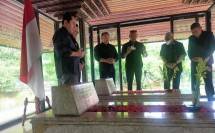 Deklarator Forum Indonesia Adil berziarah ke makam Bung Hatta di Tanah Kusir, Jumat ( 10/11). 