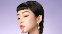 Model menggunakan makeup secara kilat