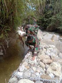 Satgas Yonif RK 751/VJS dan Masyarakat Perbaiki Irigasi Yang Rusak Akibat Banjir