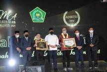 Menteri Agama Yaqut Cholil Qoumas menyerahkan penghargaan kepada pemenang Madrasah Award dan Apresiasi Pendidikan Tinggi Keagamaan Islam (ADIKTIS) Award