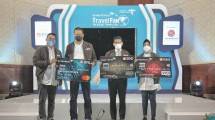(Ki-ka) Direktur Dyandra Promosindo Michael Bayu A. Sumarijanto, Direktur Utama Garuda Indonesia Irfan Setiaputra, Menparekraf Sandiaga Salahuddin Uno, dan Wakil Direktur Utama BNI Adi Sulistyowati memamerkan mock up Kartu Kredit dan Kartu Debit Co-Brand BNI Garuda di Opening Ceremony Garuda Indonesia Travel Fair (GATF) 