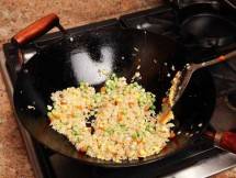 4 Tips Mudah Memasak Nasi Goreng Anti Lengket di Wajan