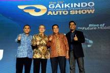 Ketua Umum Gaikindo, Yohanes Nangoi beserta Ketua Penyelenggara GIIAS 2017, Rizwan Alamsjah